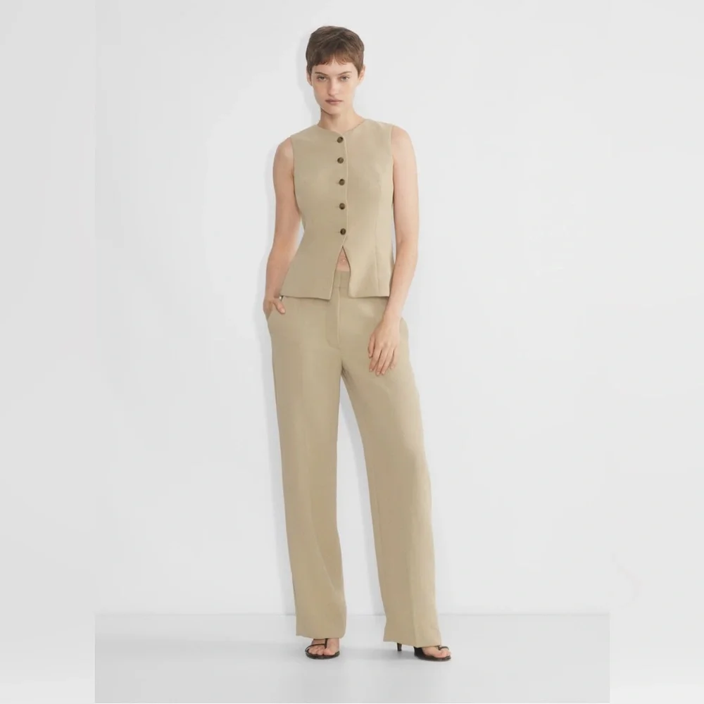 NWT Aritzia Wilfred Regal Vest Tan Khaki Size 6 Slim-fit button-up